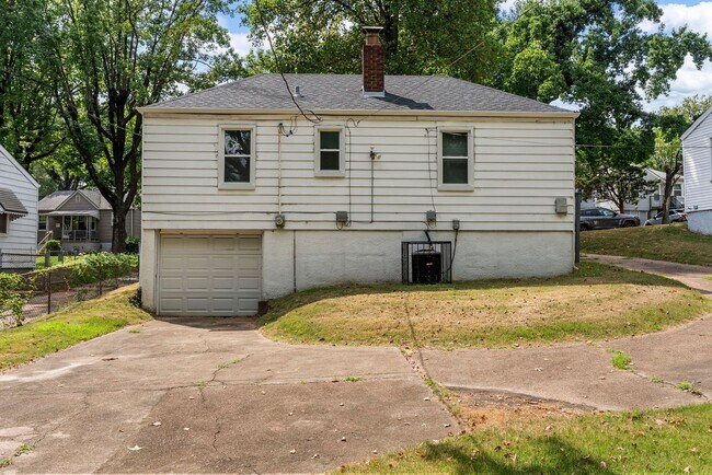 Building Photo - Charming Updated 2 Bed, 1 Bath Ranch – A H...