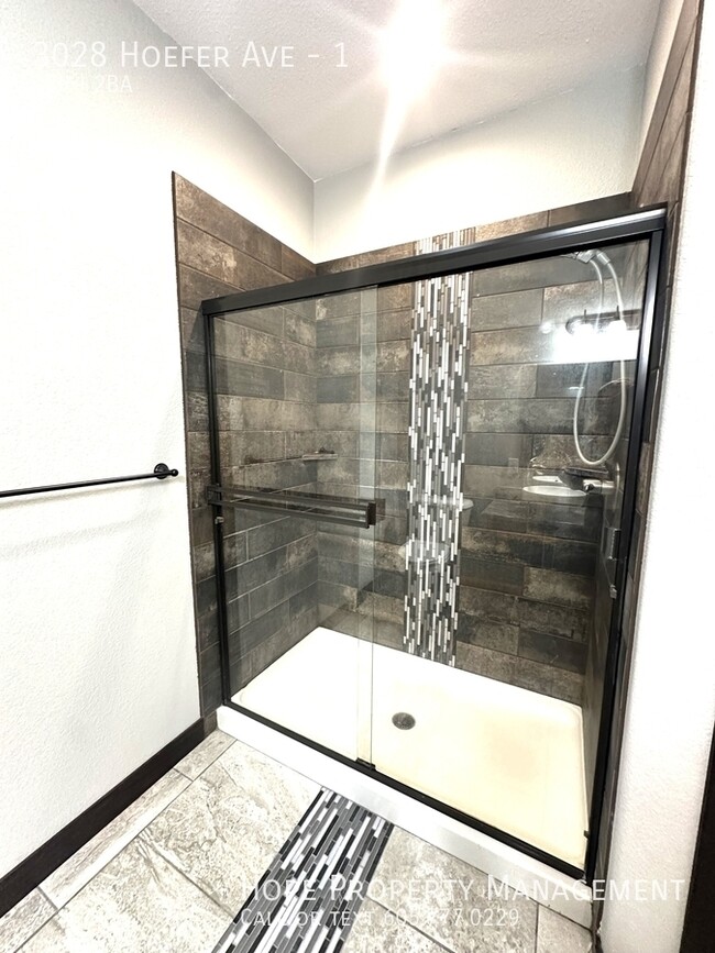 Building Photo - 3028 Hoefer Ave