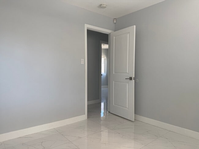 Building Photo - 2516 Fernley Dr