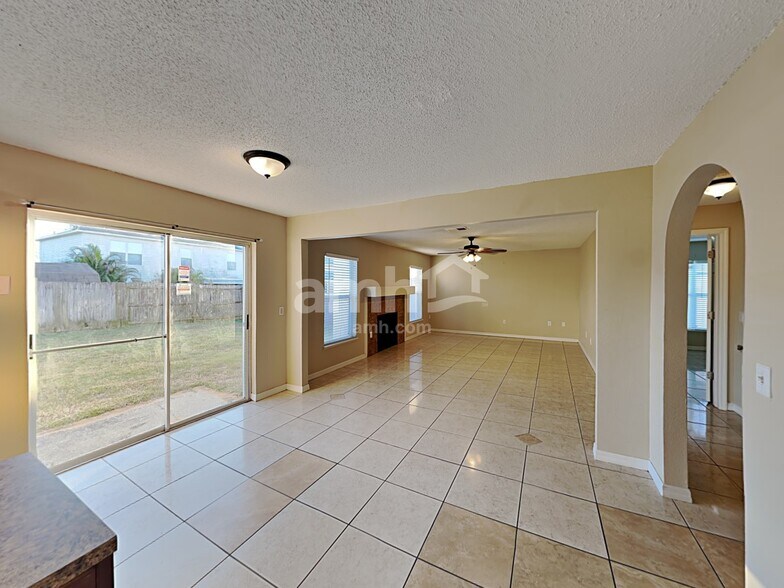 Building Photo - 16000 Wilkinson Dr