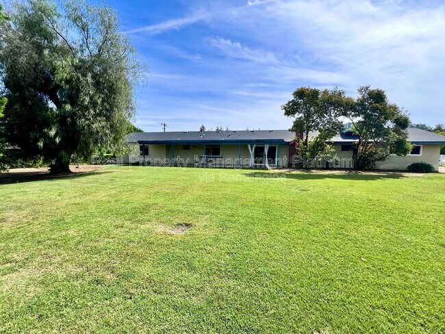 Building Photo - 9193 N Fowler Ave