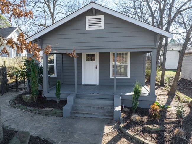 Building Photo - Freshly Updated 3 Bedroom Home
