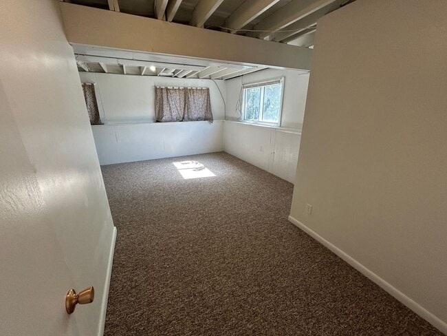 Building Photo - 5 Bed 2 Bath Home with 2 Car Attached Garage in Quiet Nice Neighborhood.