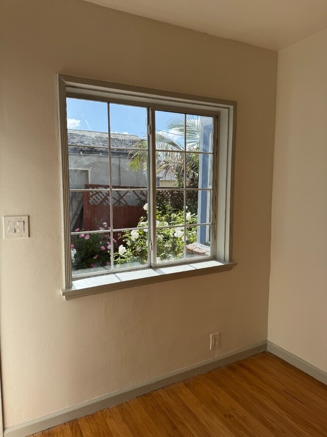 Building Photo - 14550 Moorpark St