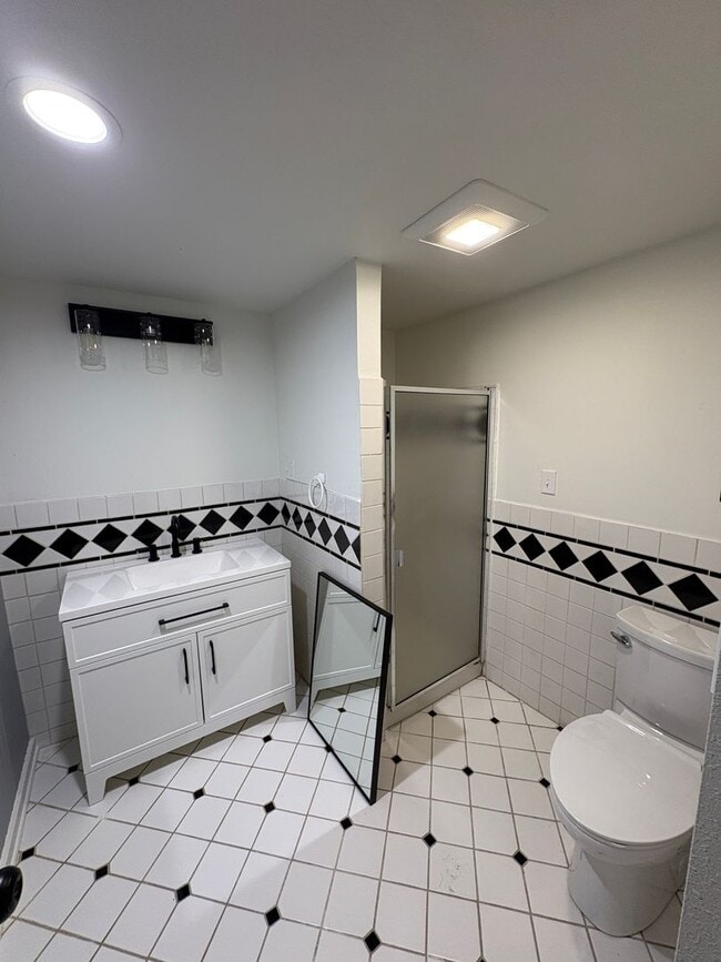 Building Photo - Ballard Beauty, 2 bed 2 bath Remodel with two entrances.