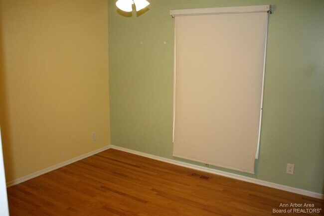 Building Photo - Spacious Ranch