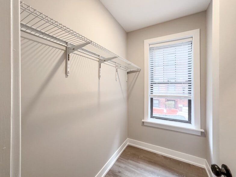 Building Photo - 4411 N Wolcott Ave