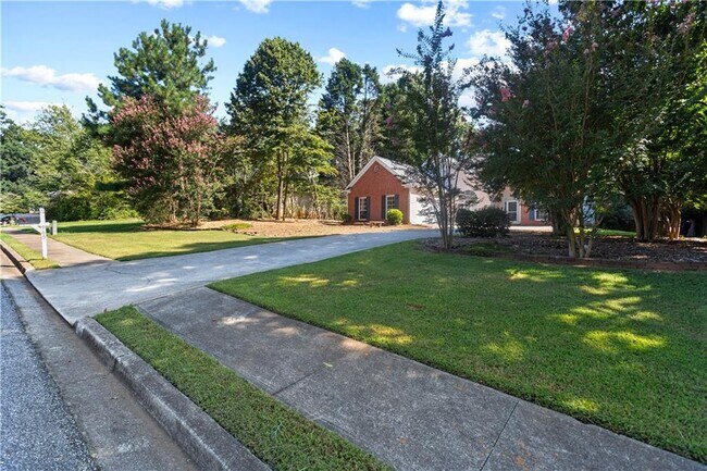 Building Photo - 965 Dogwood Park Dr