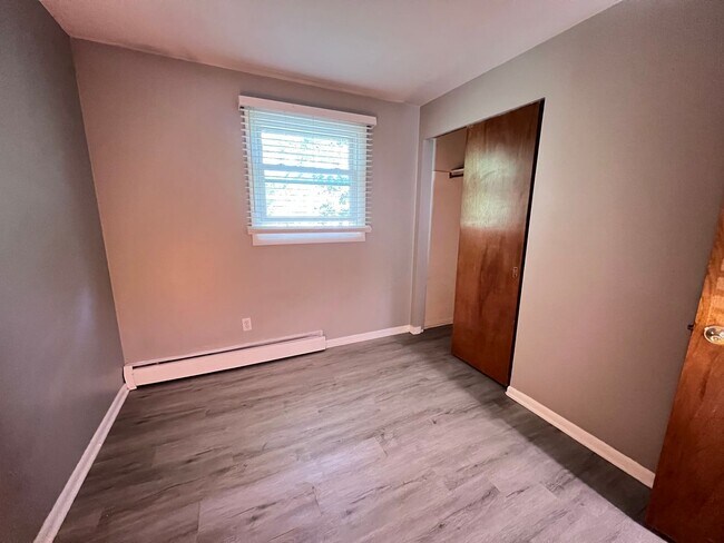 Building Photo - Two Bedroom Duplex with Heat Included! Near Grand Valley!