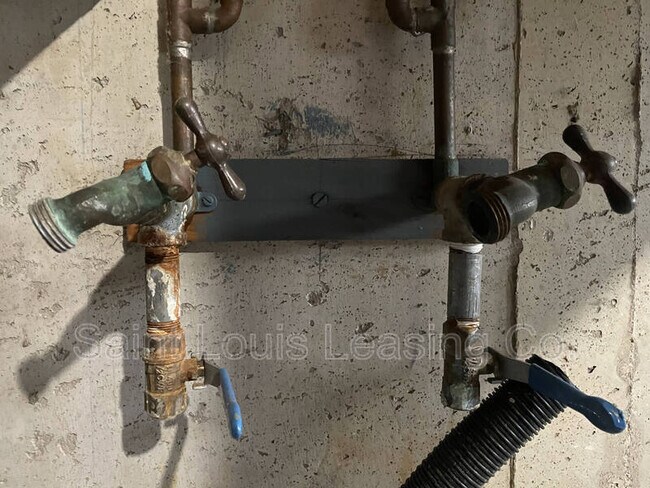 Building Photo - 1265 St Anthony Ln