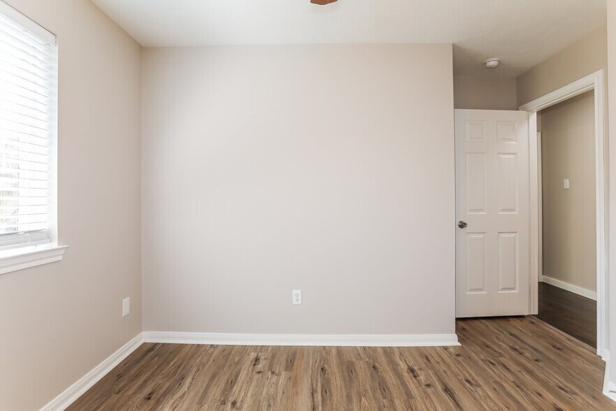 Building Photo - 311 Lake View Dr