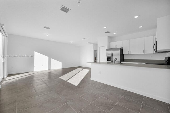 Building Photo - 1400 SE 6th Rd