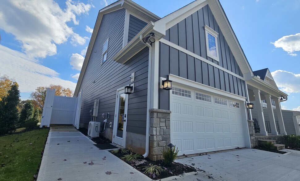 Building Photo - 1009 Horse Whisper Run