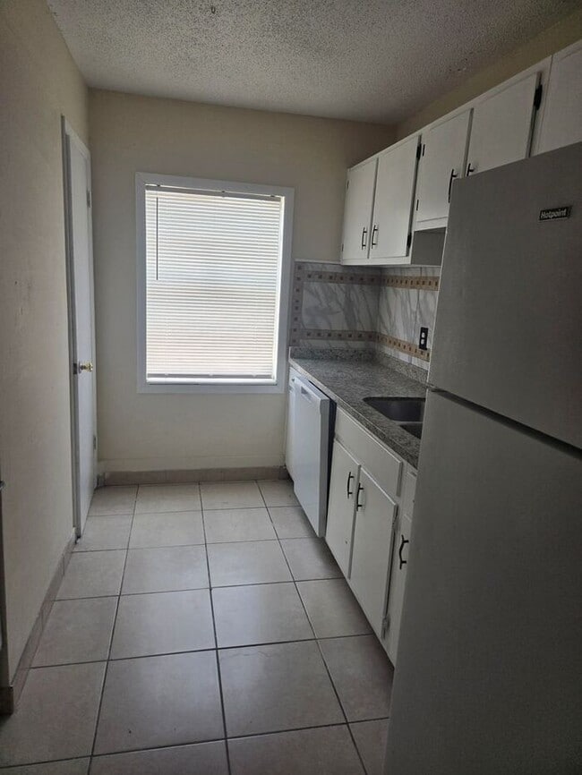 Building Photo - 2bedrooms 1.5 baths Townhome Available Now