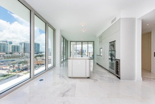 Building Photo - 16901 Collins Ave
