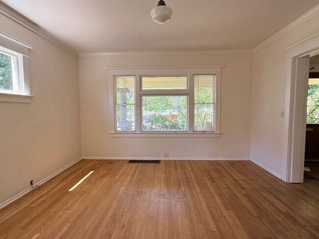 Building Photo - Spacious 5 Bedroom Home in N Portland with Hardwood Floors, Huge Basement & Fenced Yard!