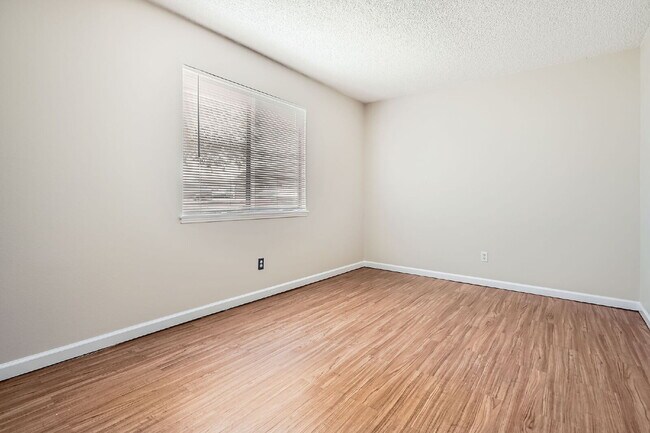 Building Photo - Spacious 1,177 sq ft 3-Bed / 2-Bath Condo ...