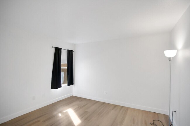 Building Photo - 3 Bedroom, 2 Full Bath Condo In Great Location