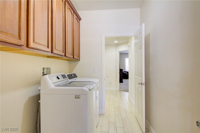 Building Photo - 8925 Monte Oro Dr