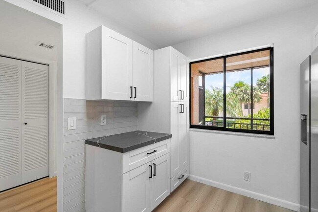 Building Photo - 341 Lakeview Dr
