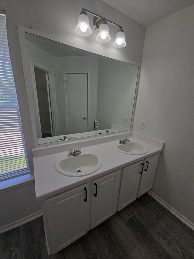 Building Photo - Spacious 4-Bedroom Home with Large Backyar...