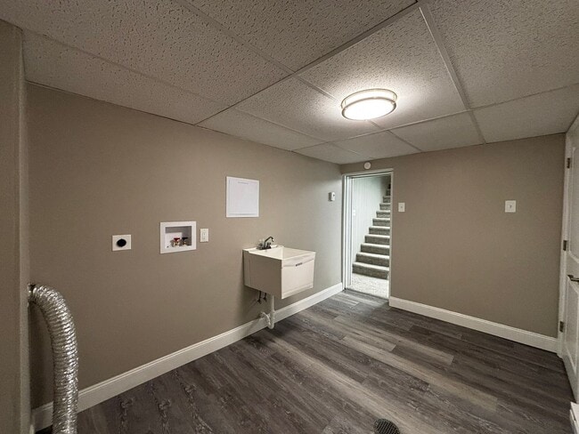 Building Photo - Newly remodeled 3+ bedroom