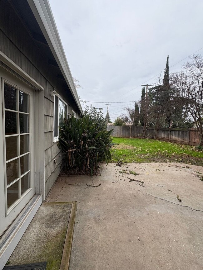 Building Photo - 3bed/2bath Home with large yard in South Sac