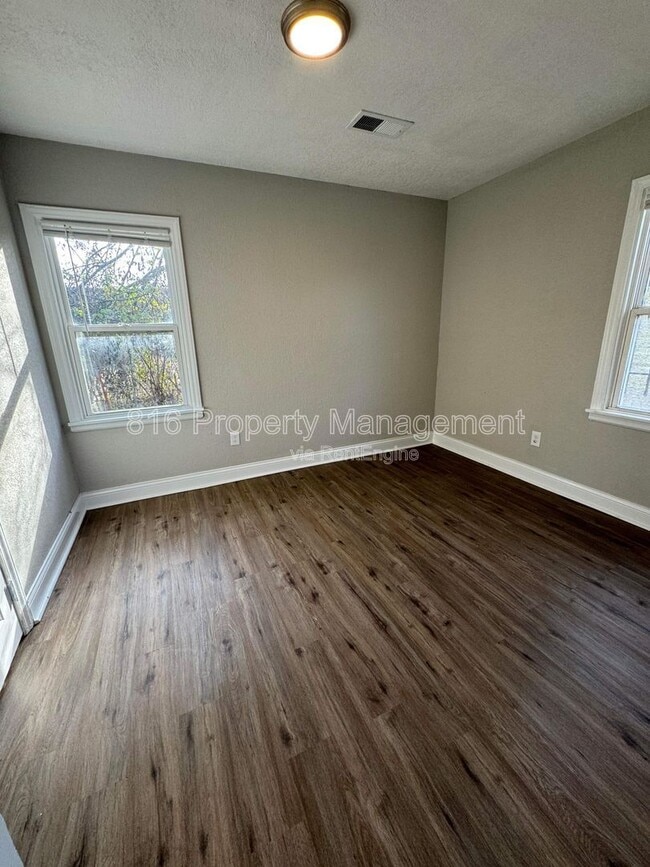 Building Photo - 5518 S Benton Ave