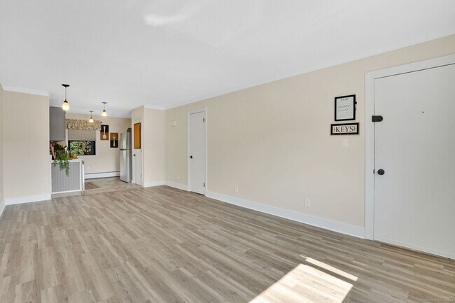 Building Photo - 549 Russell Rd