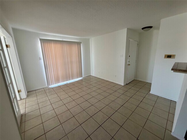 Building Photo - 2750 Holly Hall St