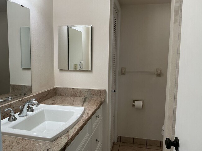 Building Photo - Lakeview Condo Available | Directly Across from Lake Hollingsworth