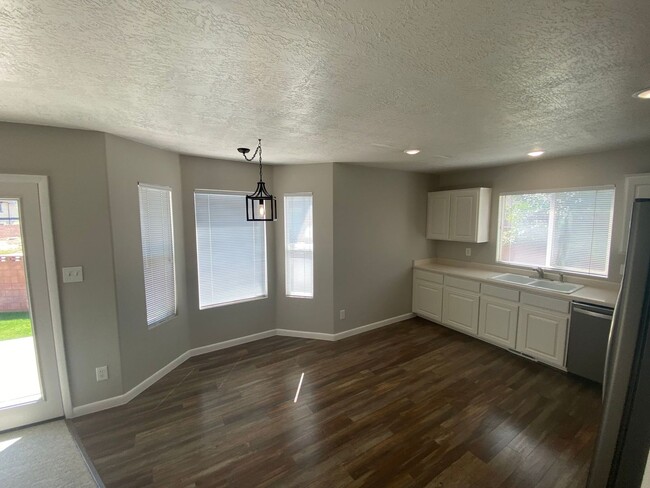Building Photo - Single Family home - 2 story