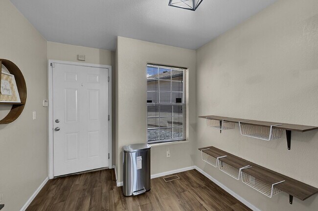 Building Photo - $1,750.00, 4 bed, 3 bath, located in Color...