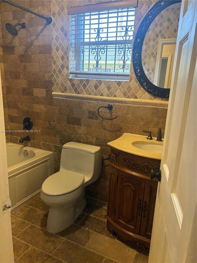 Building Photo - 819 E 26th St