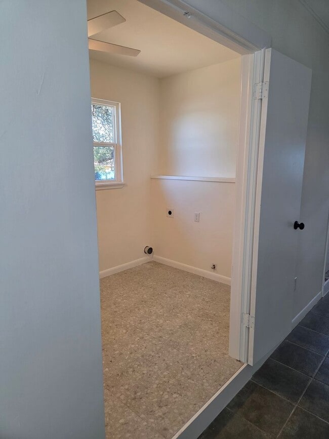 Building Photo - Travis Heights