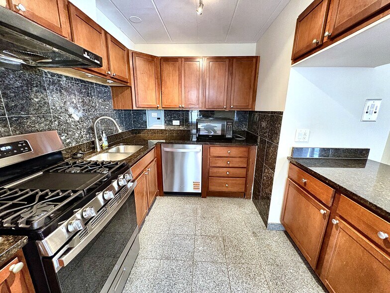 Building Photo - 2115 W Farwell Ave