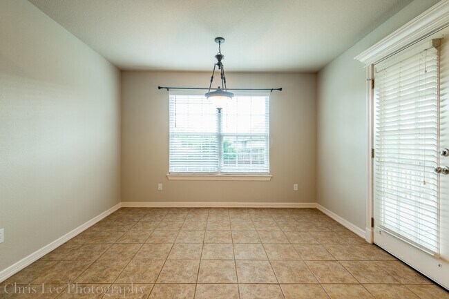 Building Photo - Spacious 3 Bedroom Home on Corner Lot! Must See!