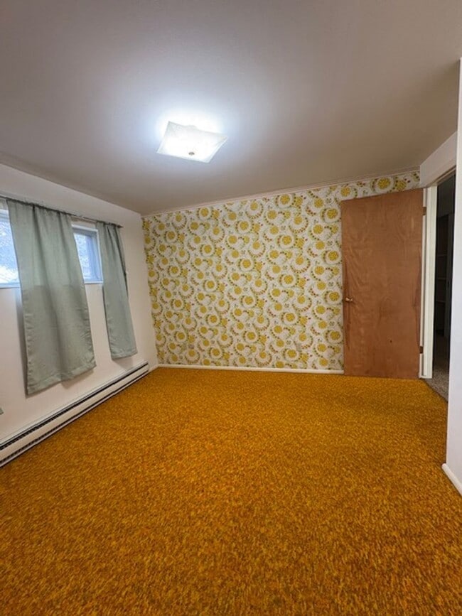 Building Photo - Single-family Home with 2 bedrooms and an office.