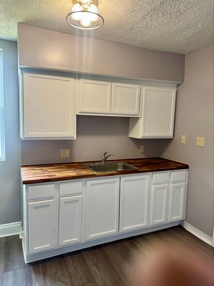 Building Photo - 1066 E 12th Ave