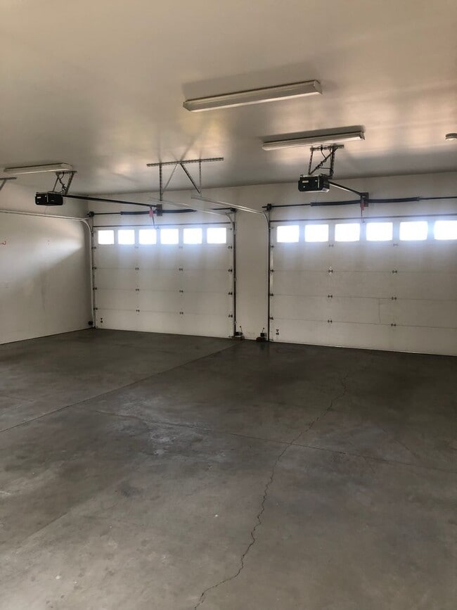 Building Photo - Spacious Redmond Estate on 14 Acres – 4,300+ Sq Ft, Pastures, 4-Car Garage