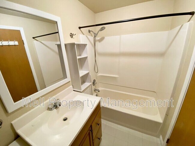 Building Photo - 2370 E Phillips Lake Loop Rd