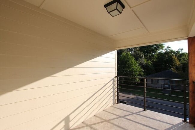 Building Photo - Coming Soon! 2 Bedroom 2.5 Bath Townhome a...