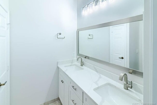 Building Photo - 356 SE Bloxham Way