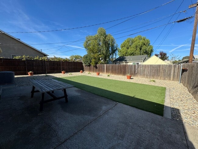 Building Photo - 3 BD/ 1BATH HOUSE LOCATED NEAR DOWNTOWN VA...