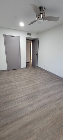 Building Photo - 7142 N Holiday Dr