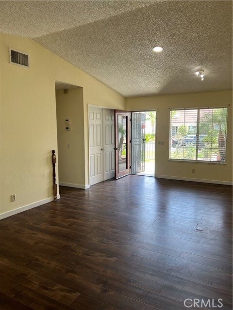 Building Photo - 924 N Quince Ave
