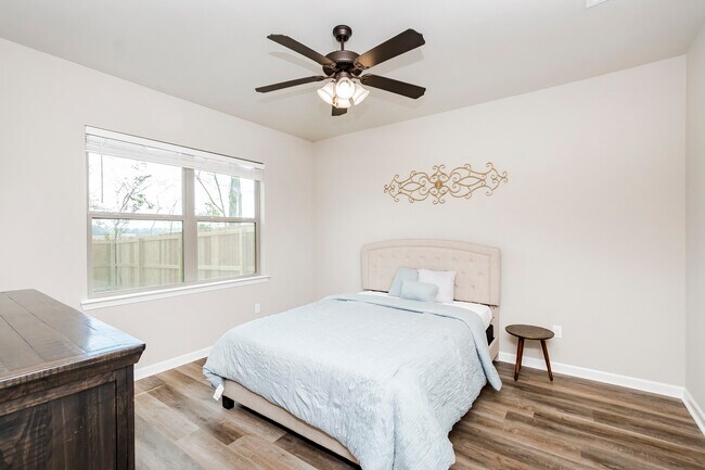 Building Photo - 2800 S Roth Ave