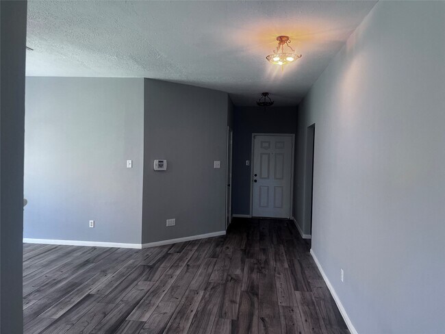 Building Photo - 1810 Village Ct Ln