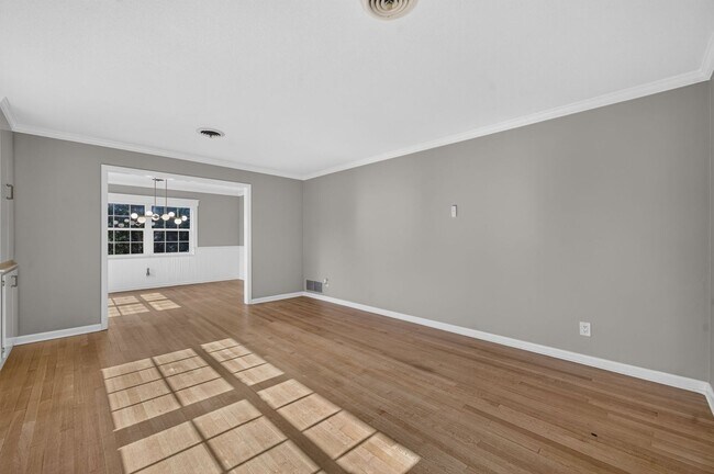 Building Photo - 677 Selkirk Dr