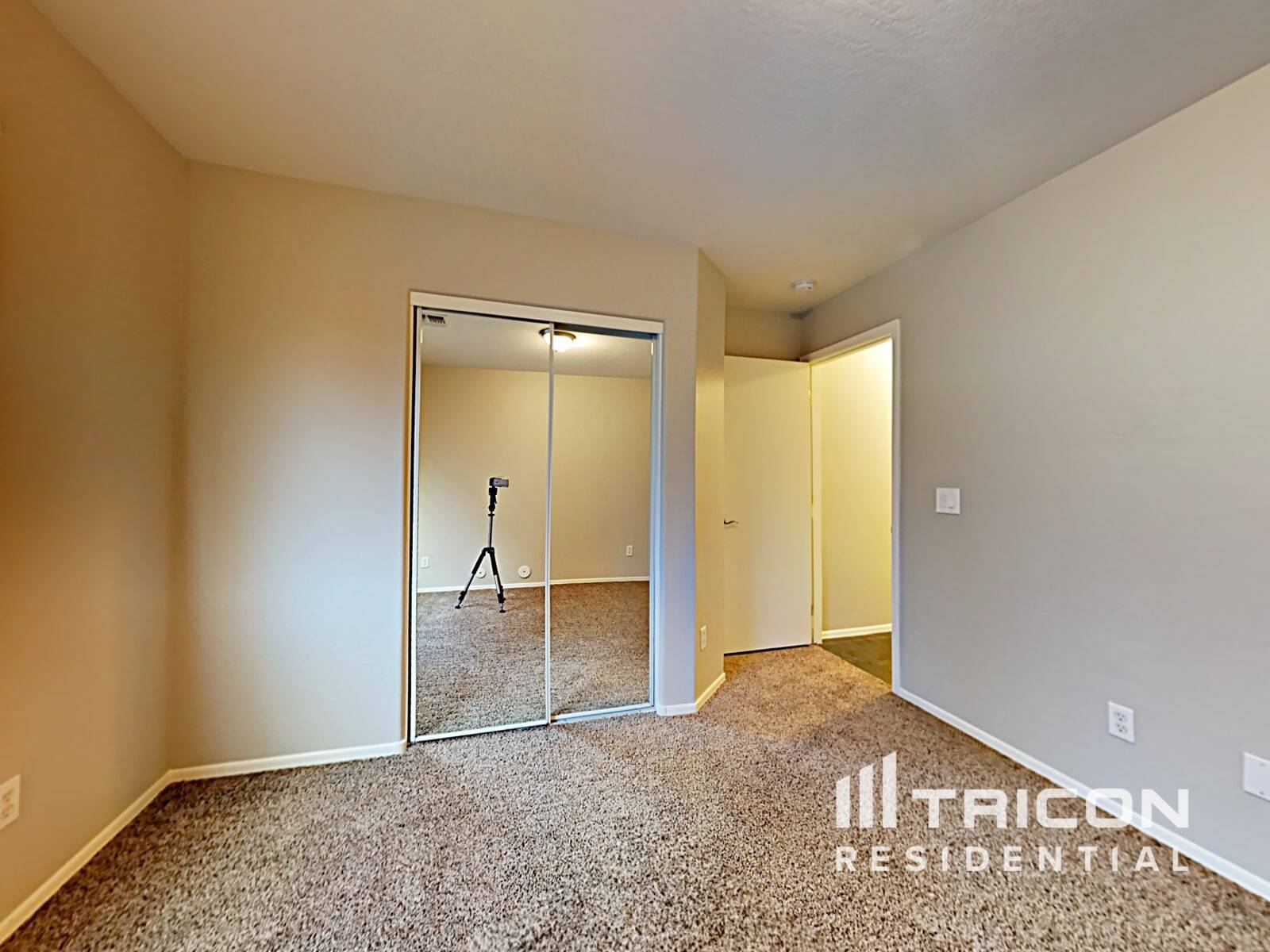 Building Photo - 6914 S 38th Ln